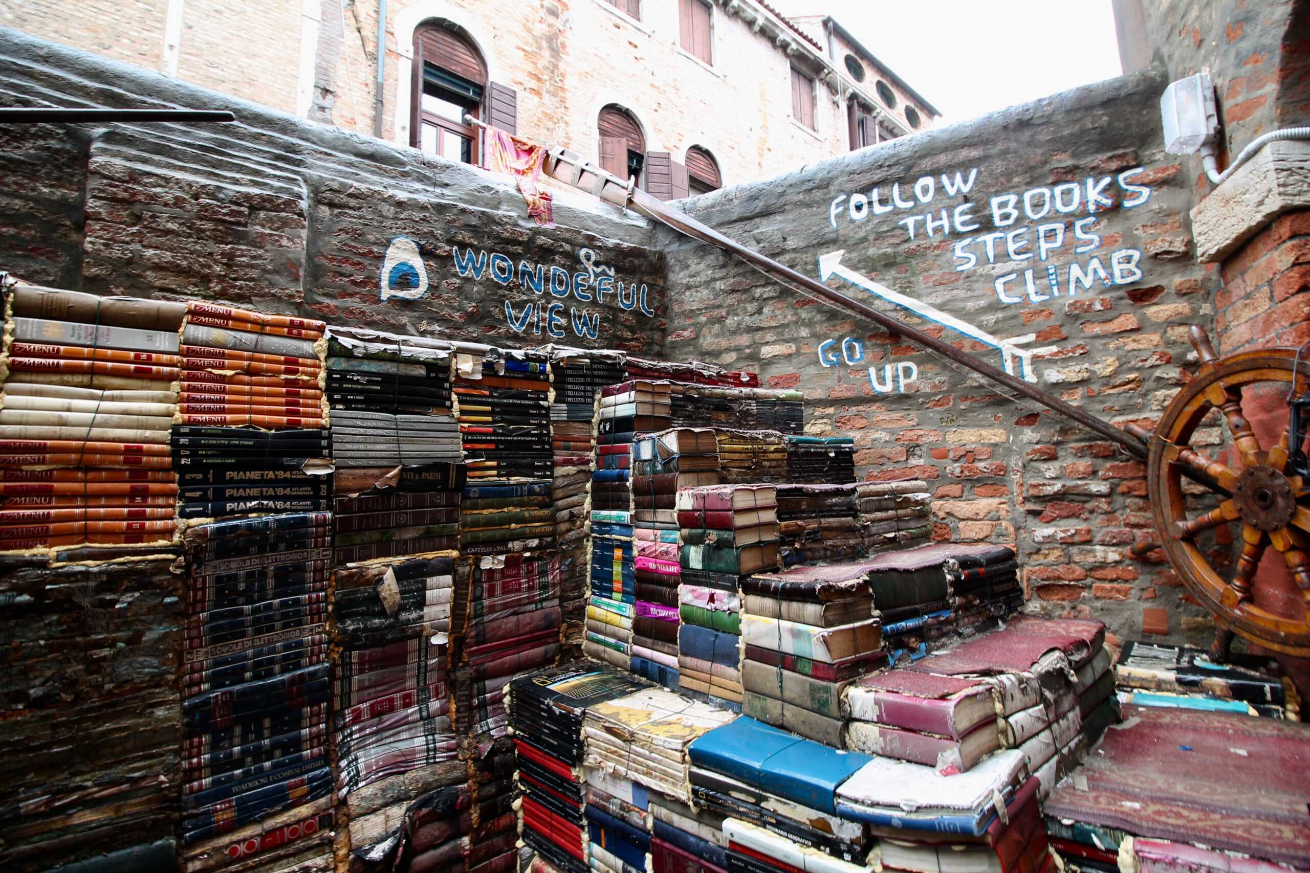 venezia libreria acqua alta scaled