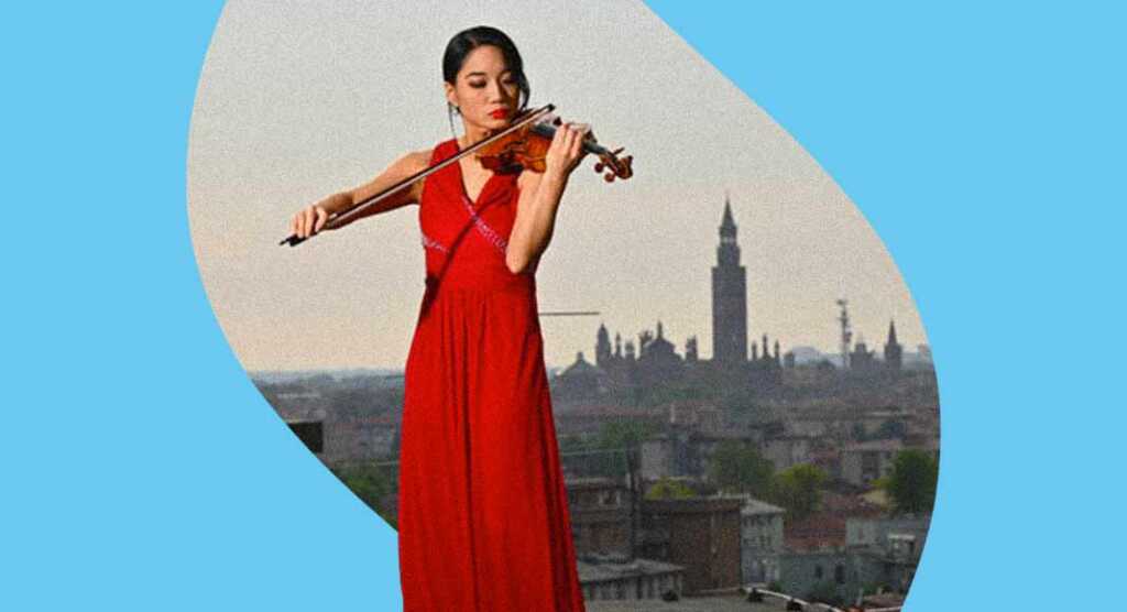 Suona il violino dal tetto dell'Ospedale in omaggio ai medici di Cremona