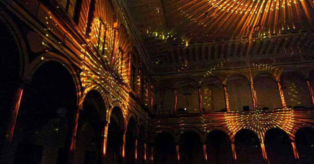 Enlightenment: la mostra immersiva che celebra il ciclo della vita a Milano