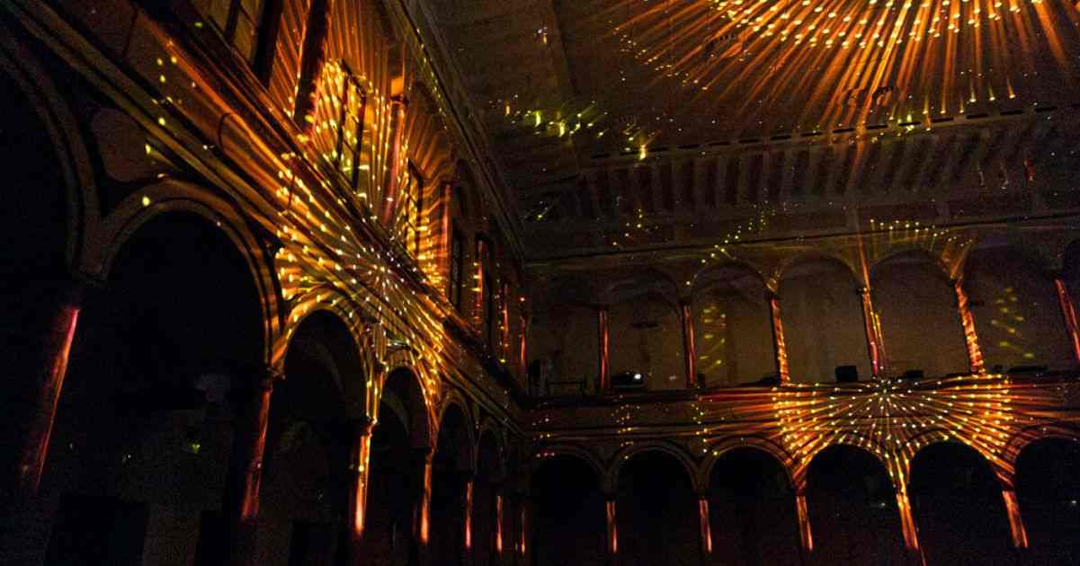 Enlightenment: la mostra immersiva che celebra il ciclo della vita a Milano