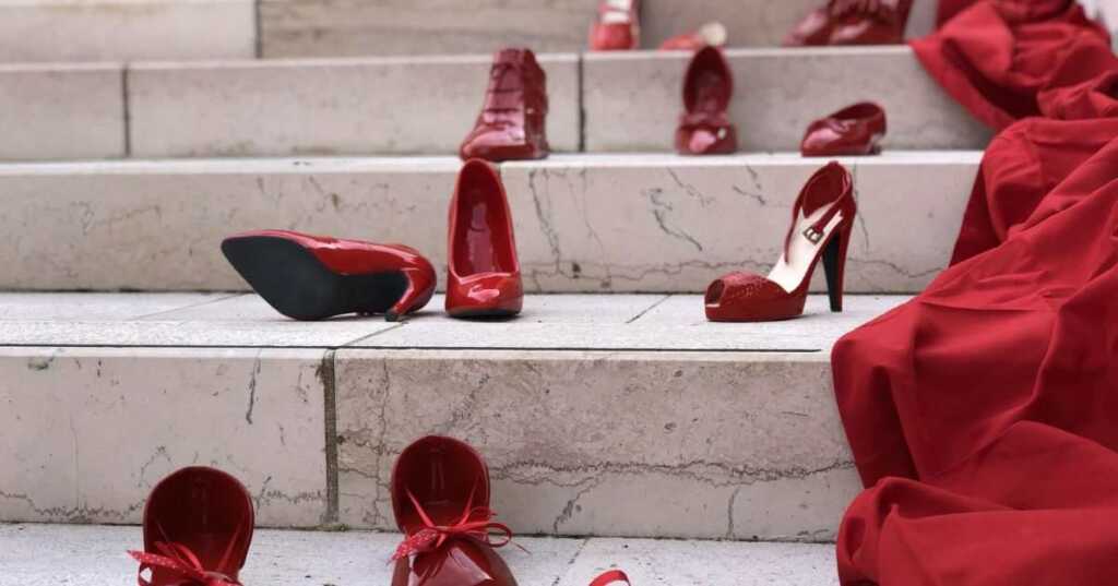 Scarpette rosse in Ceramica: la manifestazione artistica per dire stop al femminicidio