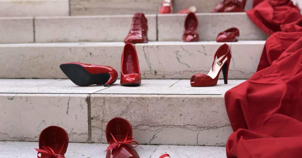 Scarpette rosse in Ceramica: la manifestazione artistica per dire stop al femminicidio
