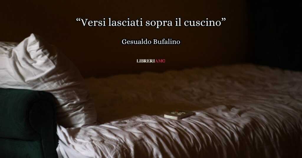 “Versi lasciati sopra il cuscino” (1981), la poesia di Gesualdo Bufalino sulla “finzione” dell’amore