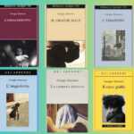 Georges Simenon (1903-1989) è stato uno degli scrittori più prolifici del Novecento, autore di oltre 400 romanzi e racconti, tra cui la celebre serie del commissario Maigret.