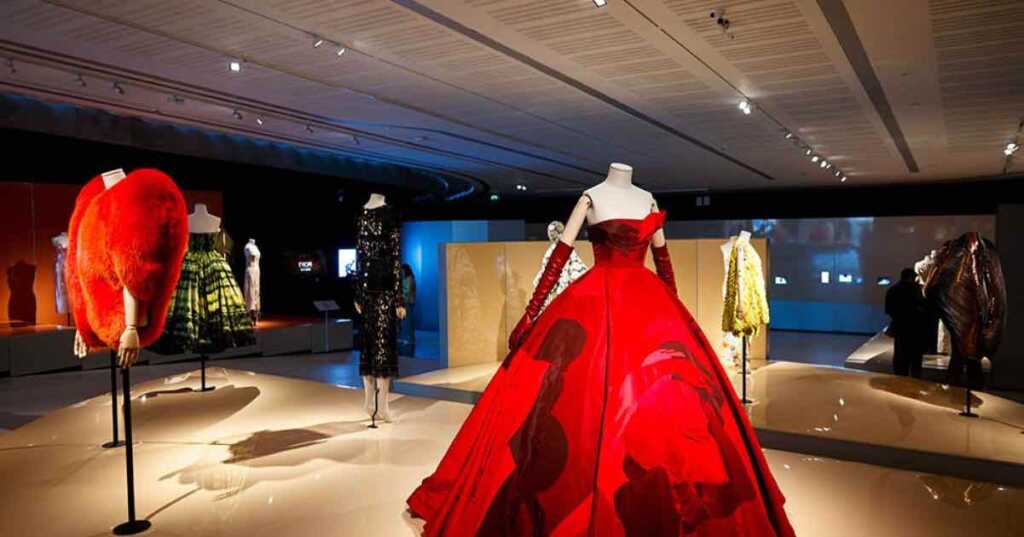 La moda non è solo un’espressione estetica, ma un linguaggio capace di raccontare la società, il tempo e le trasformazioni culturali.