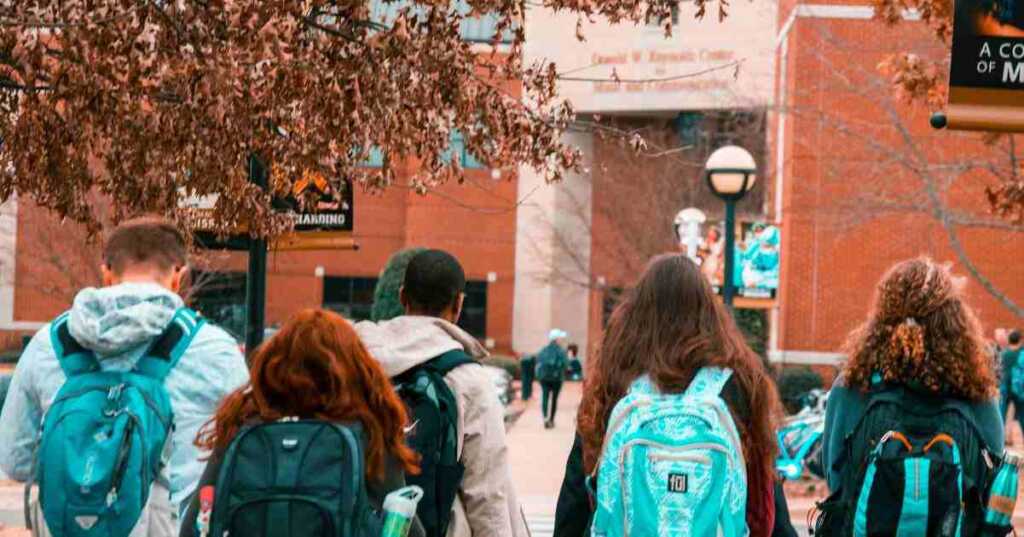 Iscrizioni a scuola, i 6 mestieri che gli studenti vorrebbero svolgere domani