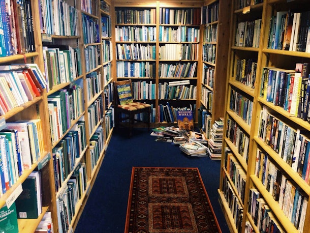 1009aa63 4ab5 4531 b230 483416e47887 library airbnb home