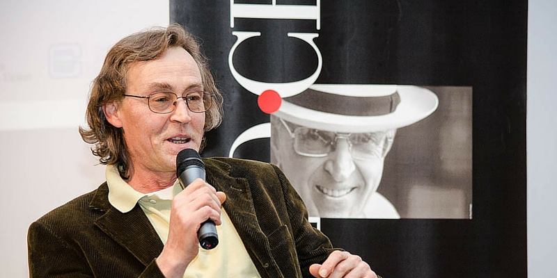 “Nel mio paese è successo un fatto strano”, la commedia degli equivoci di Andrea Vitali