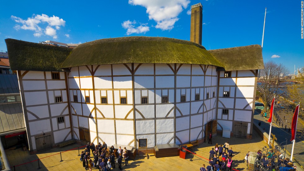 La replica è quasi identico in apparenza al teatro Globe originale costruito nel 1599, ma distrutto da un incendio nel 1613. aggiunte includono irrigatori sul tetto e un pozzo di teatro concreto.