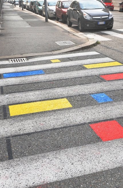 Torino, in via Luini le strisce pedonali diventano a colori