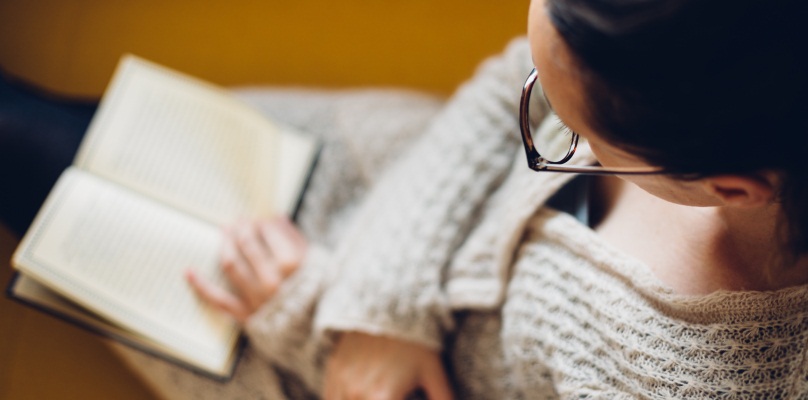 Leggere regolarmente allunga la vita di almeno due anni, lo dice la scienza