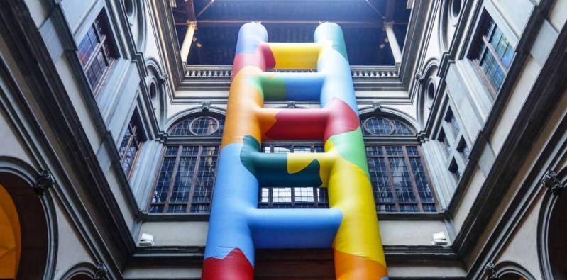 Una scala colorata nel cortile di Palazzo Strozzi a Firenze
