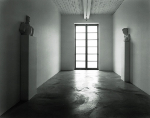 Giulio Paolini, Intervallo, 1985-1986 - Calchi in gesso, basi bianche opache, due calchi (63 x 60 x 18 cm, 58 x 64 x 20 cm). due basi (160 x 50 x 20 cm ciascuno) - Courtesy Galleria Christian Stein, Milano e Archivio Giulio Paolini, Torino © Giulio Paolini - Photo: Robert Keziere