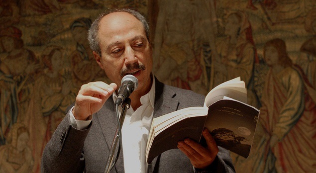 Spegne 61 candeline oggi lo scrittore Carmine Abate, conosciuto al grande pubblico per aver vinto, nel 2012, la 50esima edizione del Premio Campiello