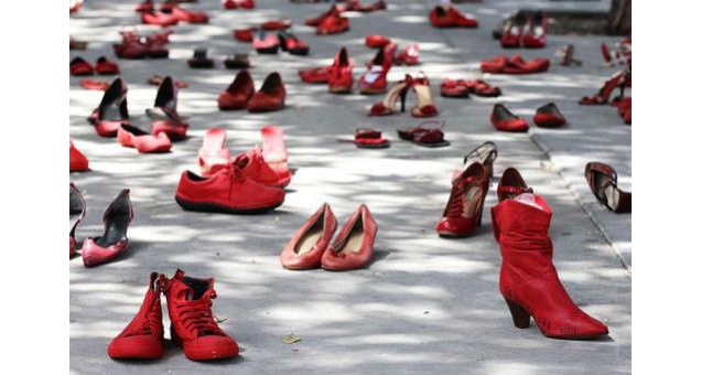 Giornata Mondiale contro la violenza sulle donne, opere d'arte e installazioni per dire ''basta!''