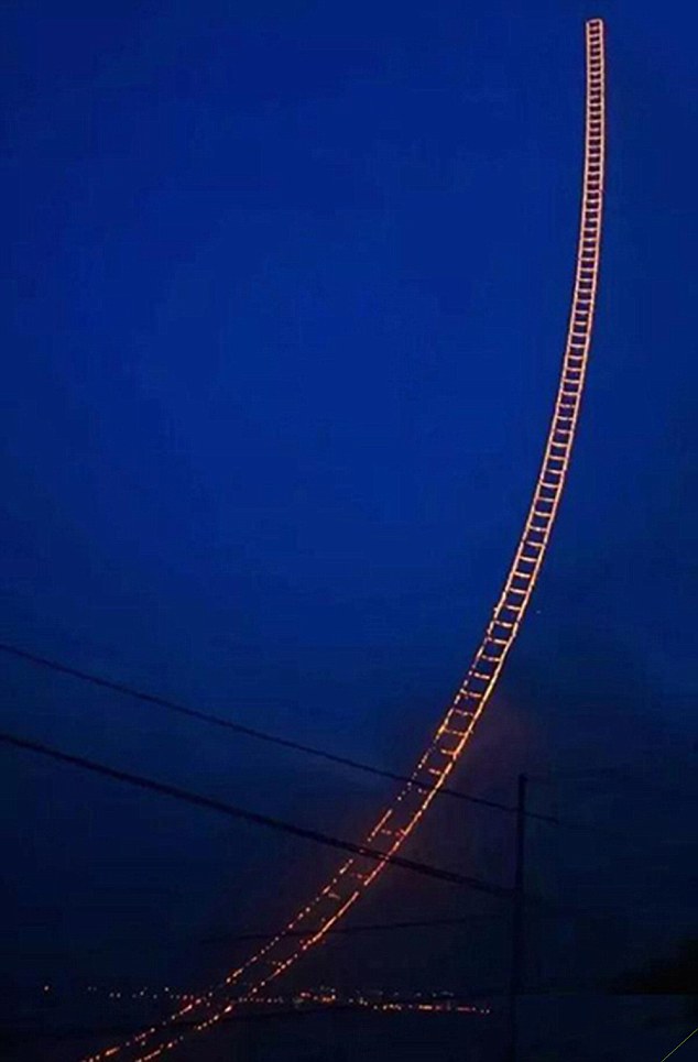 Sky Ladder: Un artista cinese ha creato questa scala di bruciore incredibile che si estende per 1,650ft verso il cielo
