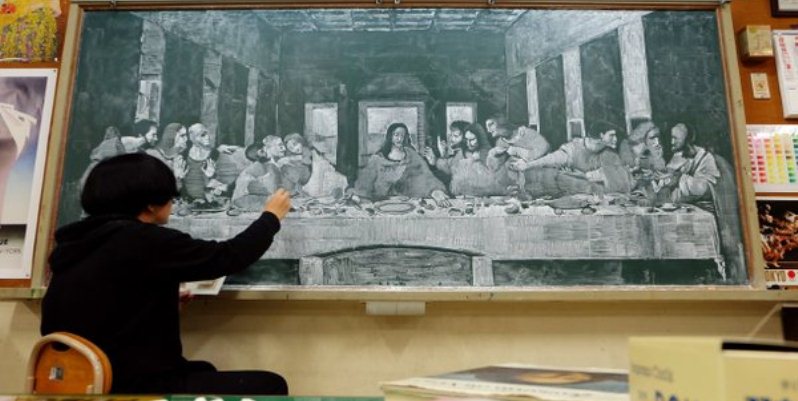 Giappone, un insegnate riproduce i grandi capolavori dell'arte sulla lavagna della scuola