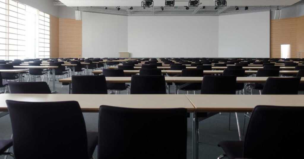 Galateo a scuola com'è il rapporto studenti-insegnanti oggi