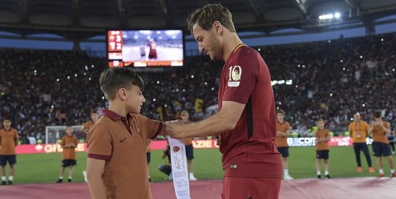 "Vi amo", la lettera di addio al calcio Francesco Totti dedicata ai suoi tifosi