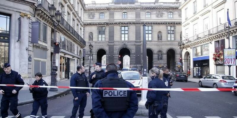 Parigi, vicino al Louvre un militare spara a un uomo con machete che urla "Allah Akhbar"