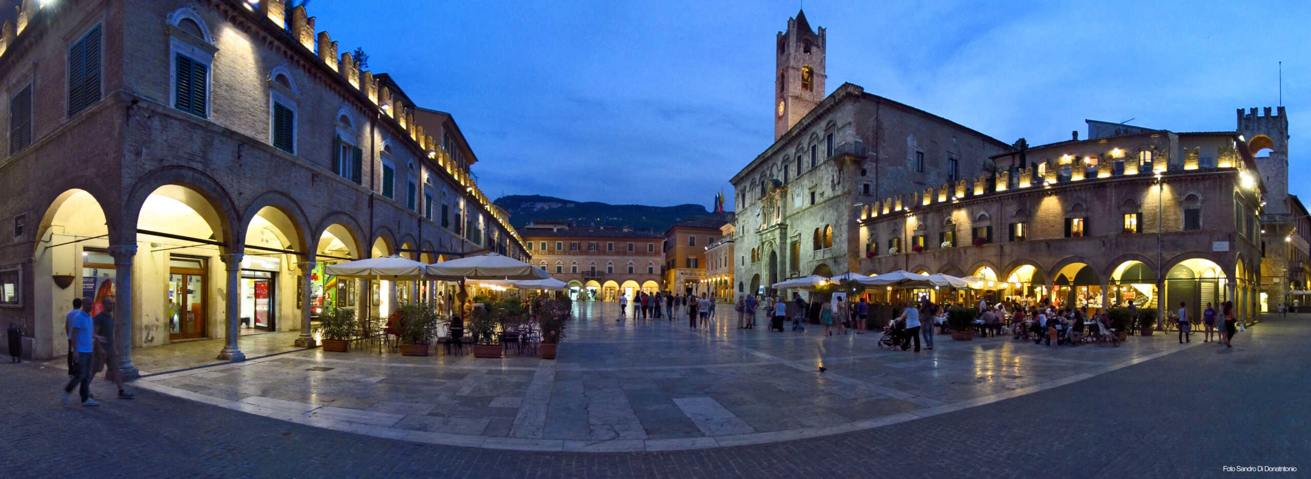 Piazza del Popolo ad Ascoli Piceno - Foto di Sandro Di Donantonio