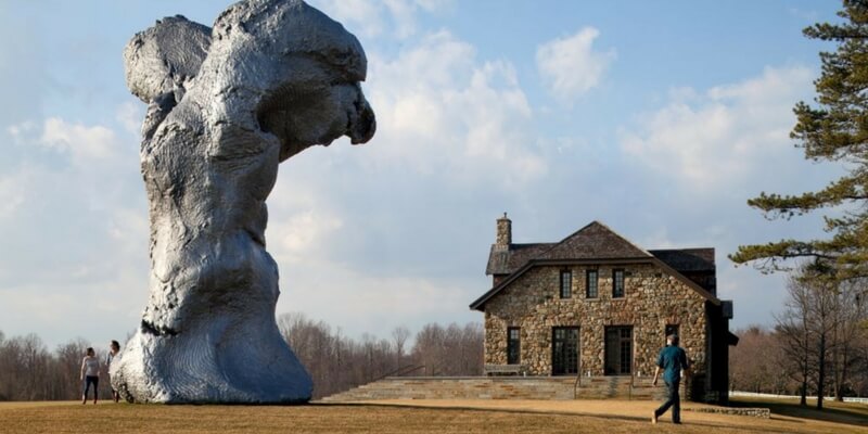La scultura di Urs Fischer in mostra all'evento "In Florence"