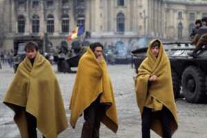 Bucarest 1989 Piazza della Repubblica, il 24 dicembre, dopo una notte di combattimenti.