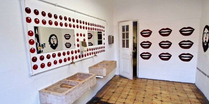 Lisbona, i bagni pubblici diventano opere d'arte