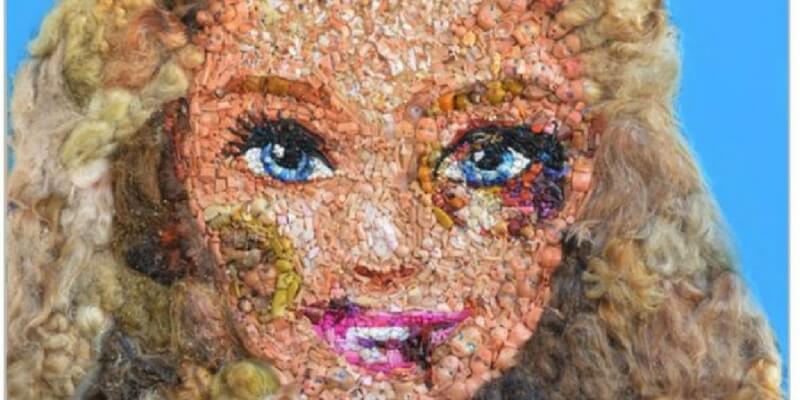 Una Barbie tumefatta per dire no alla violenza sulle donne