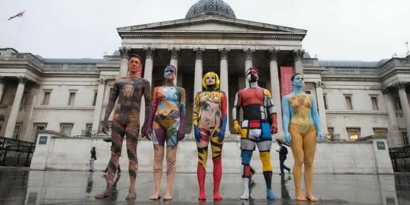 5 "tele umane" hanno sfilato a Londra per promuovere l'arte
