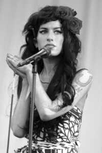 Da Jimi Hendrix a Kurt Cobain, il "Club 27" è in mostra a Bologna 2 amy winehouse