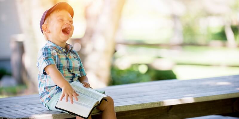 Perché la letteratura ci insegna a vedere il bicchiere sempre mezzo pieno