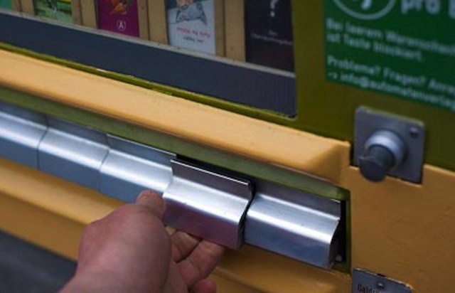 Amburgo, distributori automatici di sigarette ora distribuiscono libri