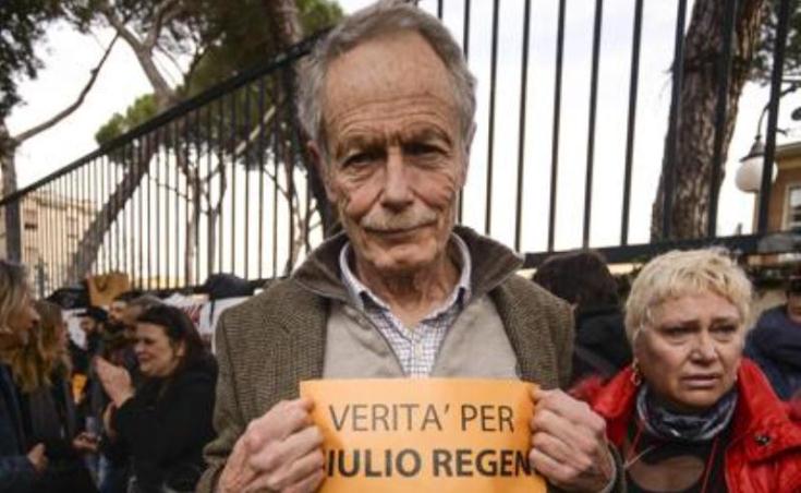 “Verità per Regeni”, anche Erri De Luca manifesta davanti all’ambasciata d’Egitto