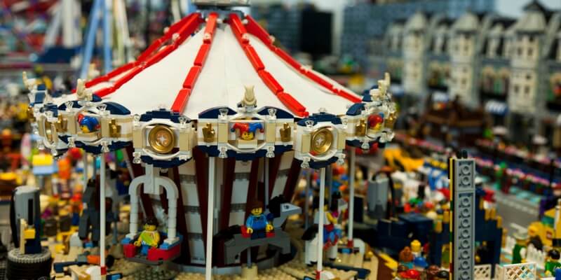 A Milano i mattoncini Lego illuminano la città