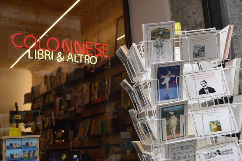 Libreria Colonnese a Napoli rilancia la moda delle cartoline