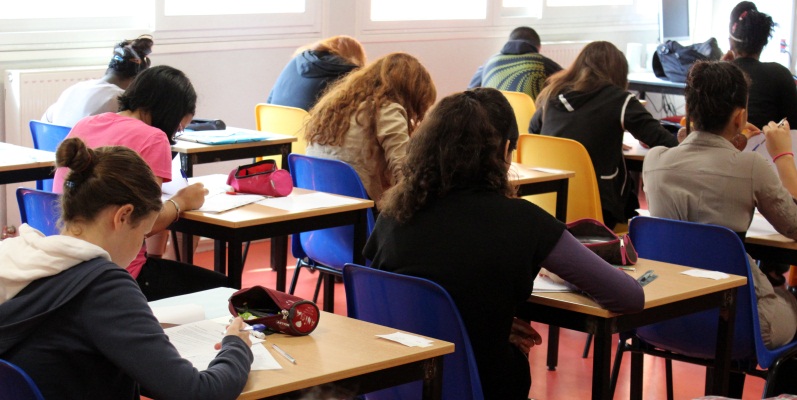 Francia, basta compiti a casa. Ora si faranno a scuola
