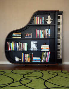 Scaffale a muro a forma di pianoforte 