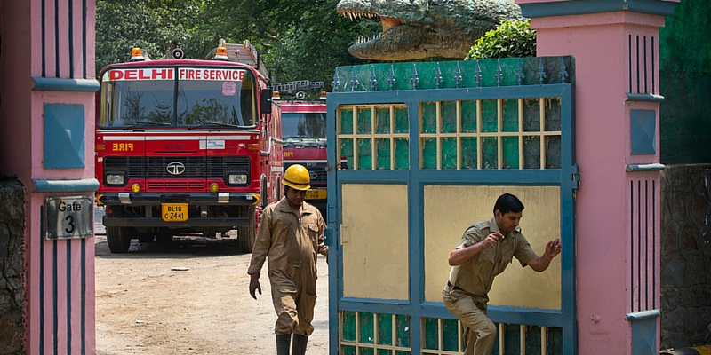Vigili indiani a lavoro (Manish Swarup, Ap/Ansa)