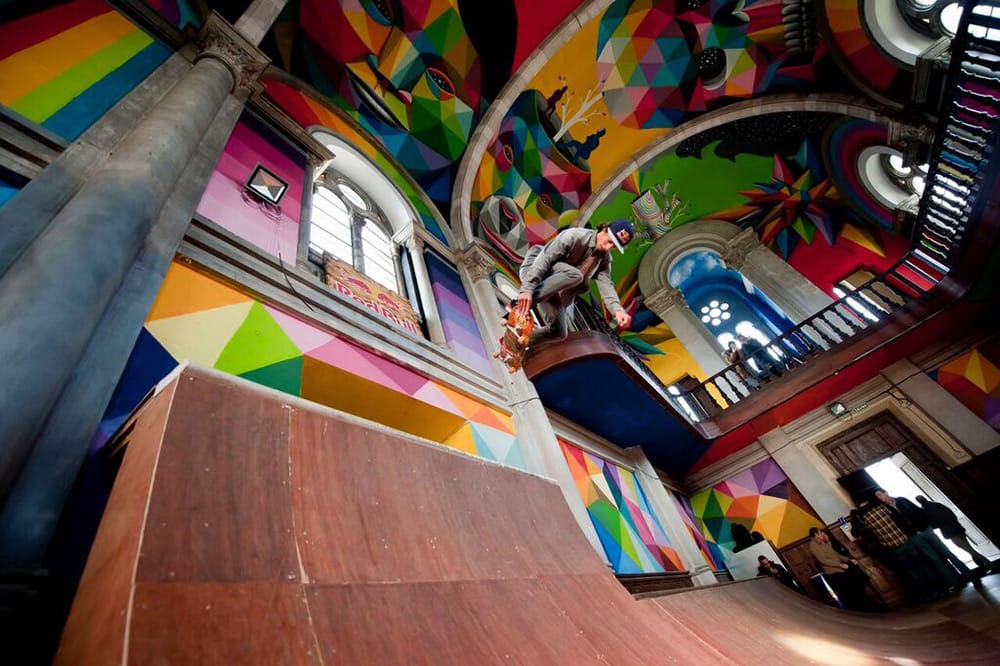 Una chiesa abbandonata diventa un artistico skate park.