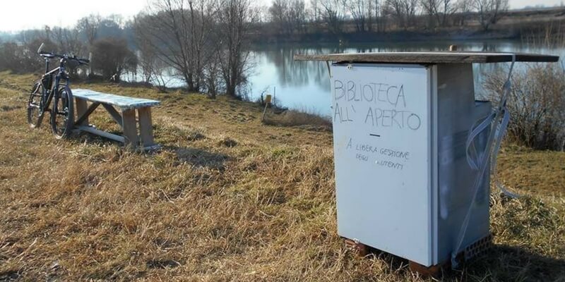 Il frigorifero abbandonato diventa una biblioteca all'aperto