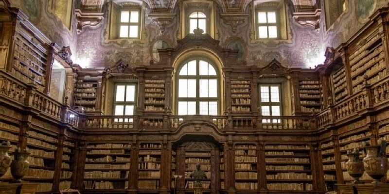 Napoli, libri antichi abbandonati tra la muffa e la polvere