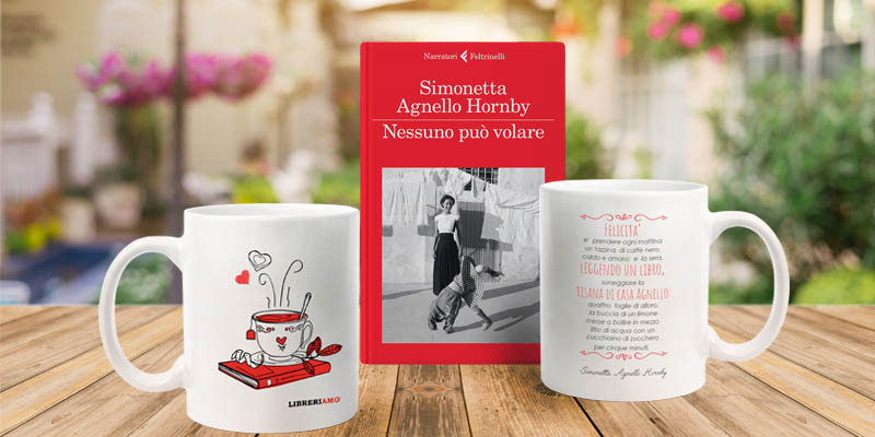 Acquista l’AforisMug di Simonetta Agnello Hornby, in omaggio ai primi 10 il suo nuovo libro “Nessuno può volare"