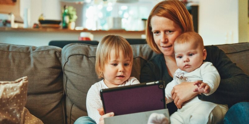 Dare ai bambini cellulari e tablet inibisce la loro capacità di lettura, ecco perché