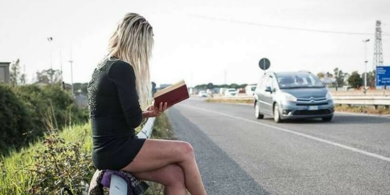 La storia della prostituta che legge libri tra un cliente e l'altro