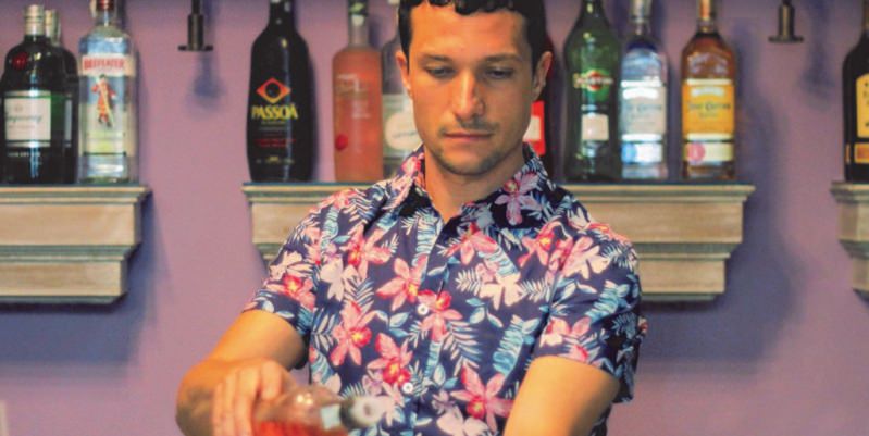 Arriva il bartender letterario, i cocktail al bar si pagano con una poesia