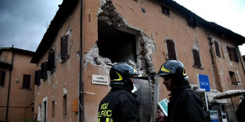 La terra continua a tremare. Le persone in strada e le scuole chiuse
