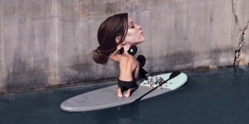 Hula, l'artista che dipinge murales su una tavola da surf