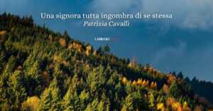 “Una signora tutta ingombra di se stessa” (1992), la poesia di Cavalli che celebra l’anticonformismo