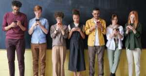 Smartphone vietati a scuola cosa ne pensano studenti, prof e genitori